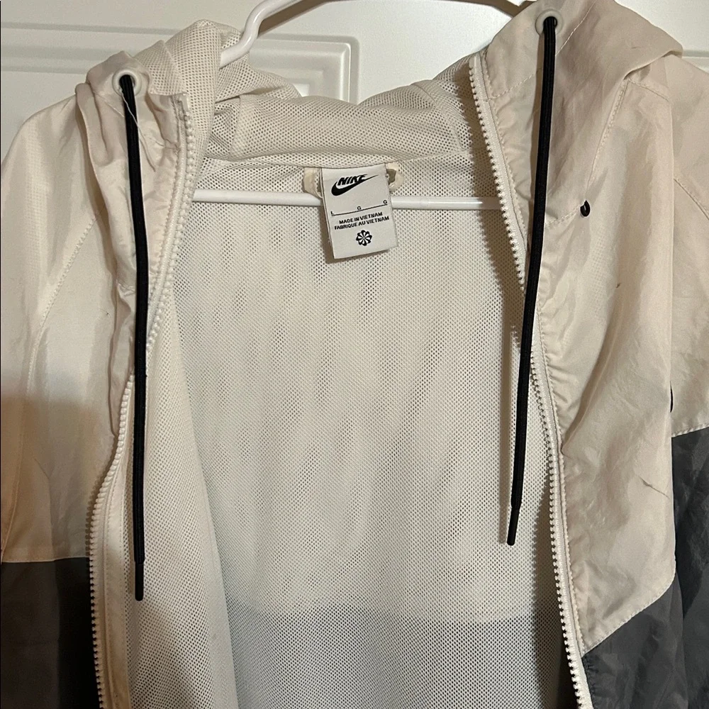 Nike Two-Tone Gray and Cream Jacket Windrunner - Picture 7 of 7